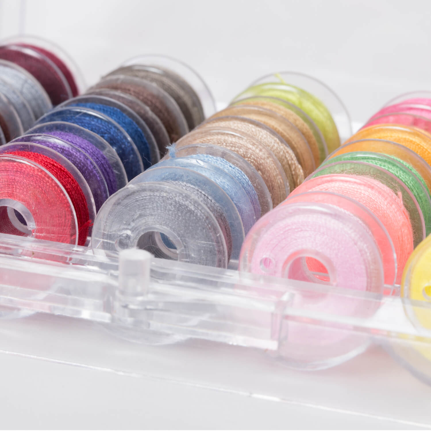 25 Spulen mit Nähmaschinengarn in verschiedenen Farben
