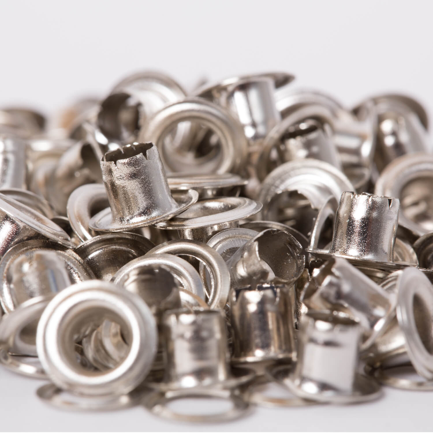 100 Ösen mit Scheiben  & Werkzeug - 4 mm Innendurchmesser - Farbauswahl