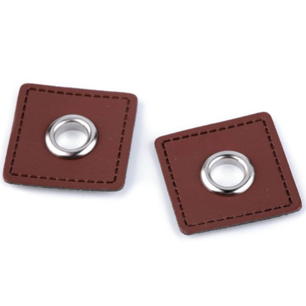 2x 8 mm silberfarbene Ösen Patches auf 30x30 mm Kunstleder - Cognac-Braun (2)