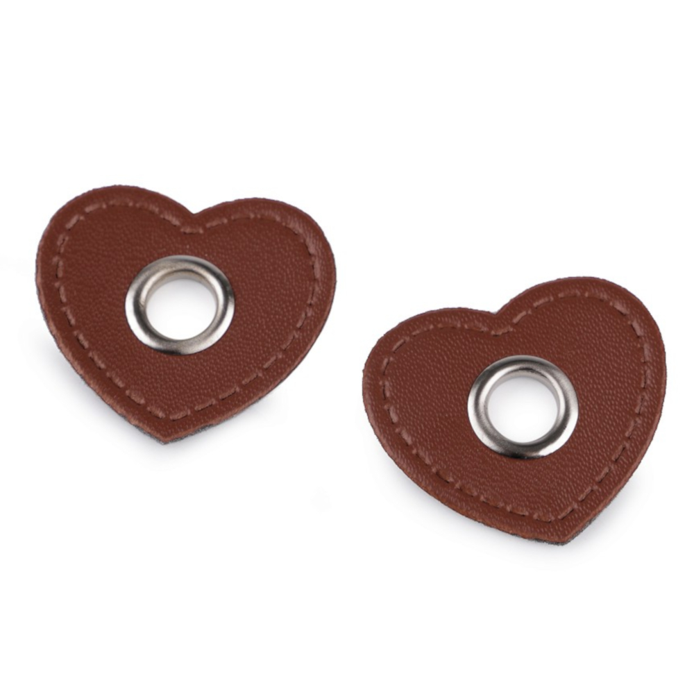 2x 8 mm silberfarbene Ösen Patches auf 32 x 35 mm Kunstleder in Herz-Form - Cognac-Braun