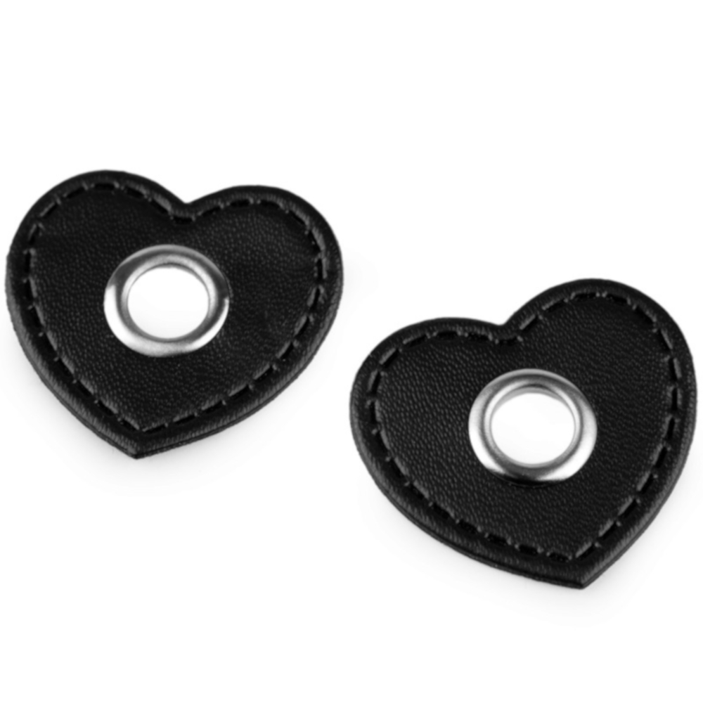 2x 8 mm silberfarbene Ösen Patches auf 32 x 35 mm Kunstleder in Herz-Form - Schwarz
